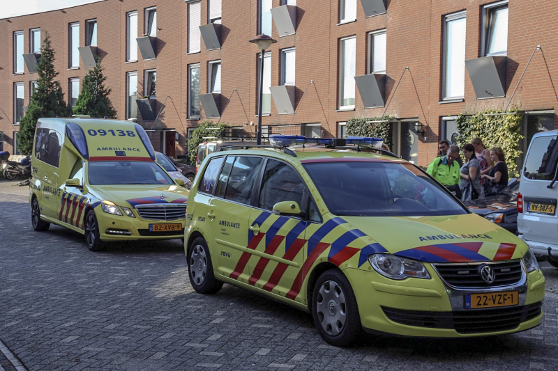 Auto botst op geparkeerde bestelbus