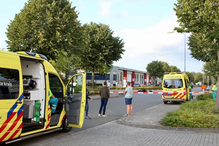 Bestelbus op de kop door aanrijding motor