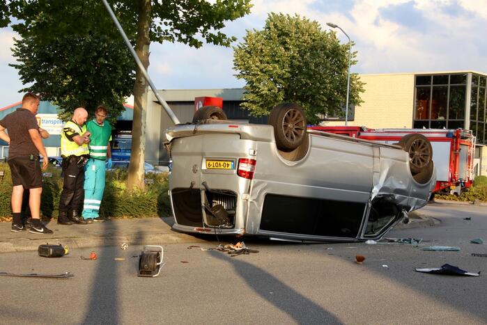 Bestelbus op de kop door aanrijding motor