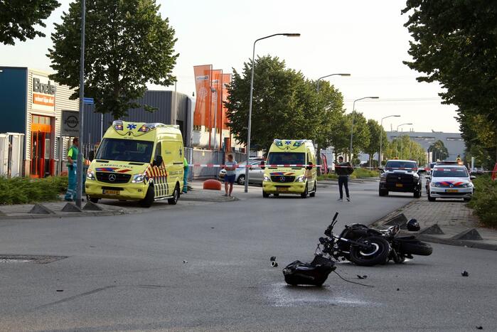 Bestelbus op de kop door aanrijding motor