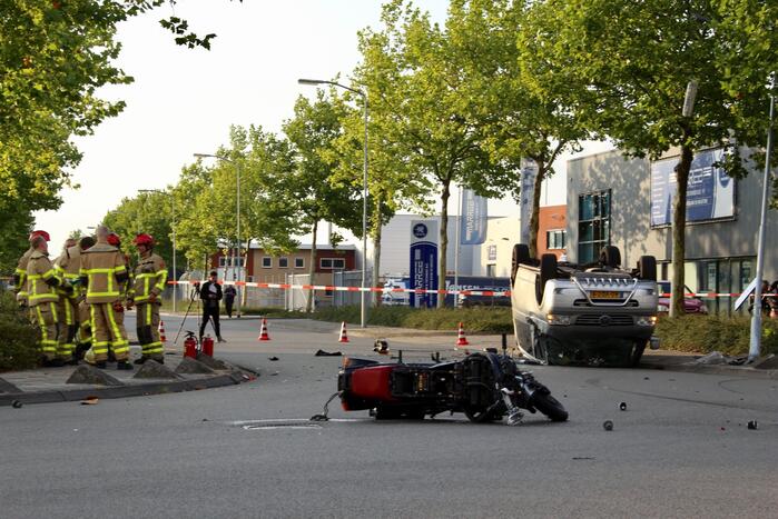 Bestelbus op de kop door aanrijding motor
