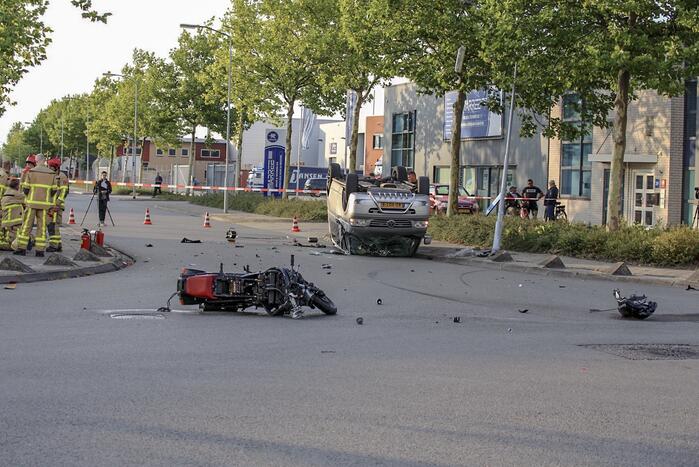 Bestelbus op de kop door aanrijding motor