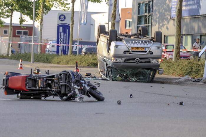 Bestelbus op de kop door aanrijding motor