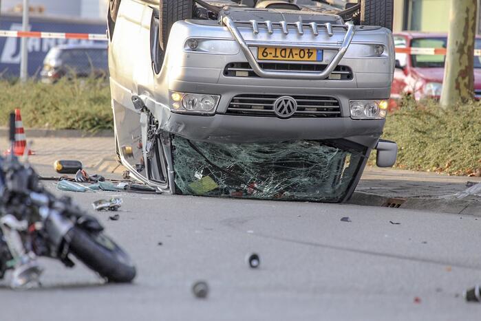 Bestelbus op de kop door aanrijding motor