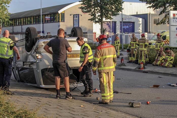 Bestelbus op de kop door aanrijding motor