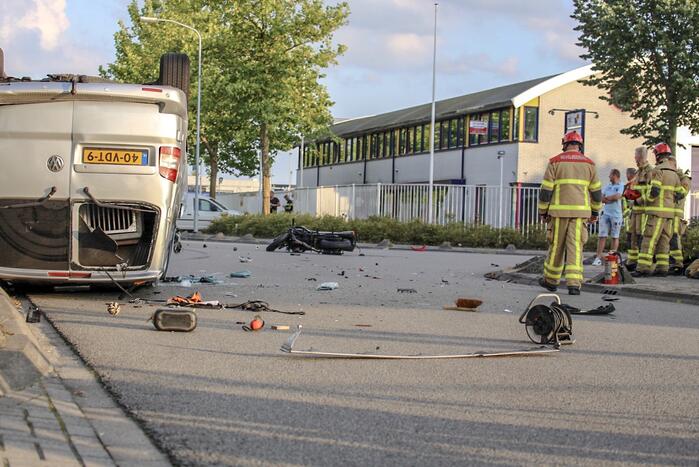 Bestelbus op de kop door aanrijding motor