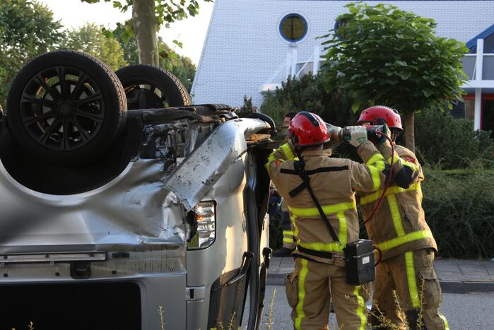 Bestelbus op de kop door aanrijding motor