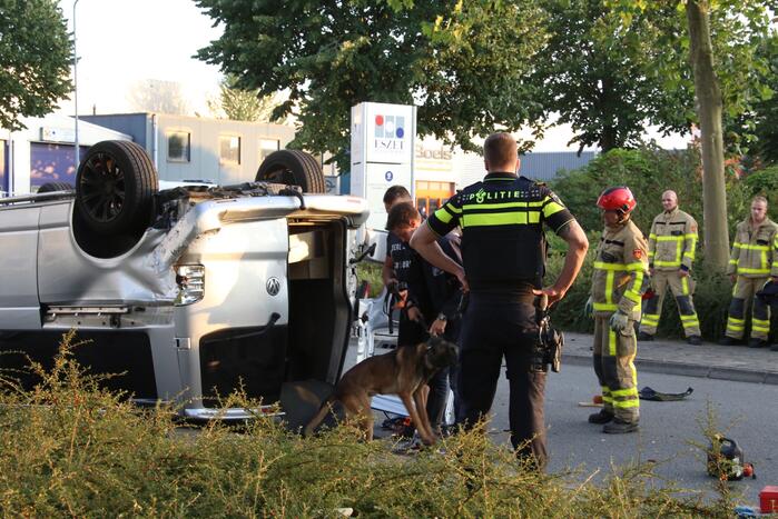 Bestelbus op de kop door aanrijding motor