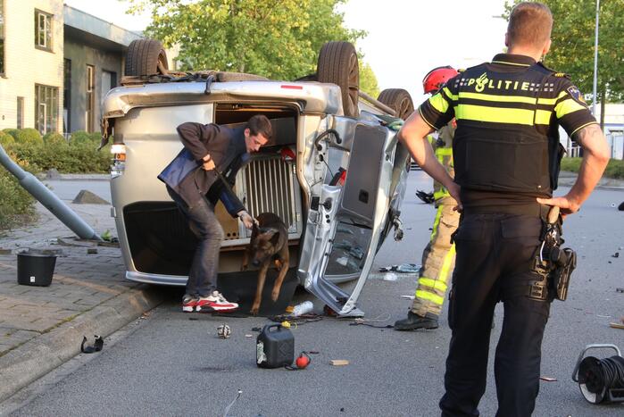 Bestelbus op de kop door aanrijding motor