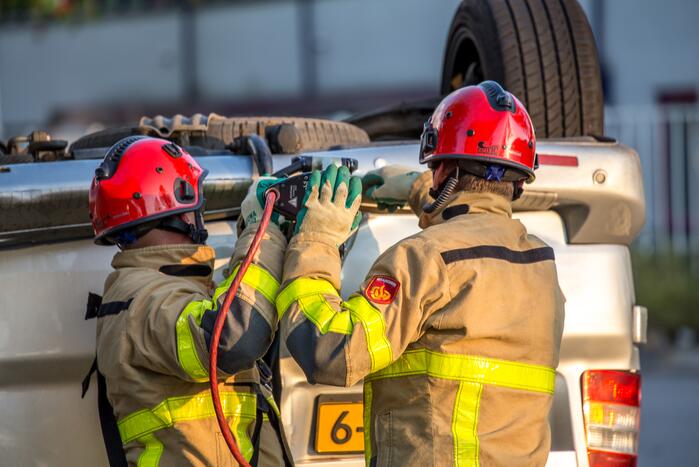 Bestelbus op de kop door aanrijding motor