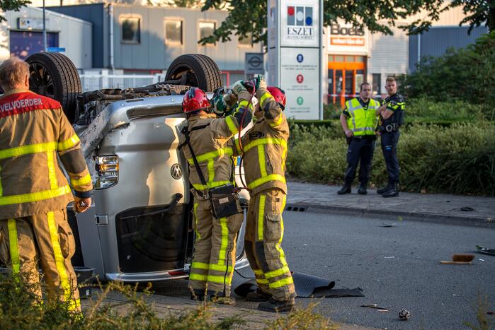 Bestelbus op de kop door aanrijding motor