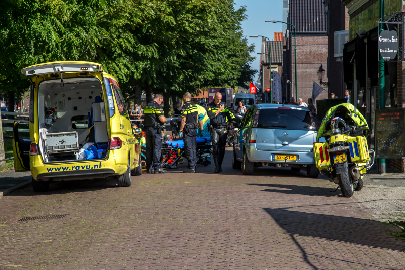 E-bikester ernstig gewond na knal tegen autoportier
