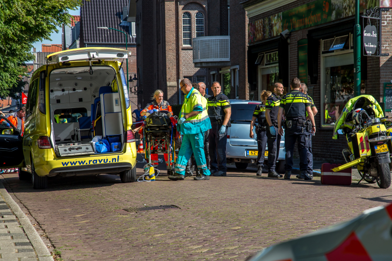 E-bikester ernstig gewond na knal tegen autoportier