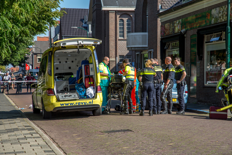 E-bikester ernstig gewond na knal tegen autoportier