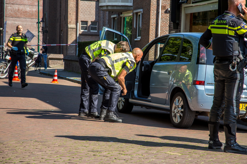 E-bikester ernstig gewond na knal tegen autoportier