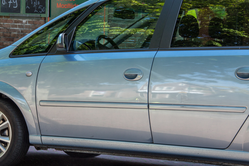 E-bikester ernstig gewond na knal tegen autoportier