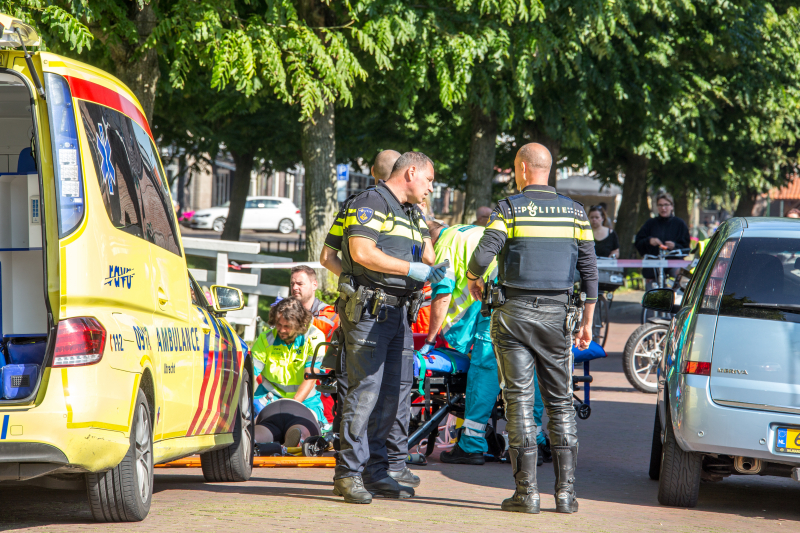 E-bikester ernstig gewond na knal tegen autoportier