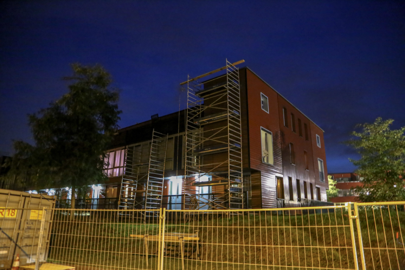 Grote zoekactie naar jongens op dak woonblok