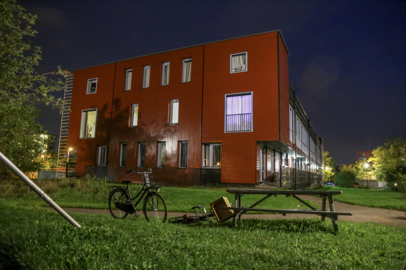 Grote zoekactie naar jongens op dak woonblok