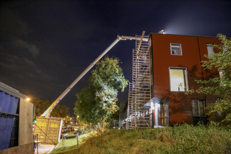 Grote zoekactie naar jongens op dak woonblok
