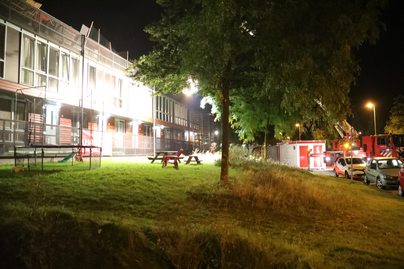 Grote zoekactie naar jongens op dak woonblok