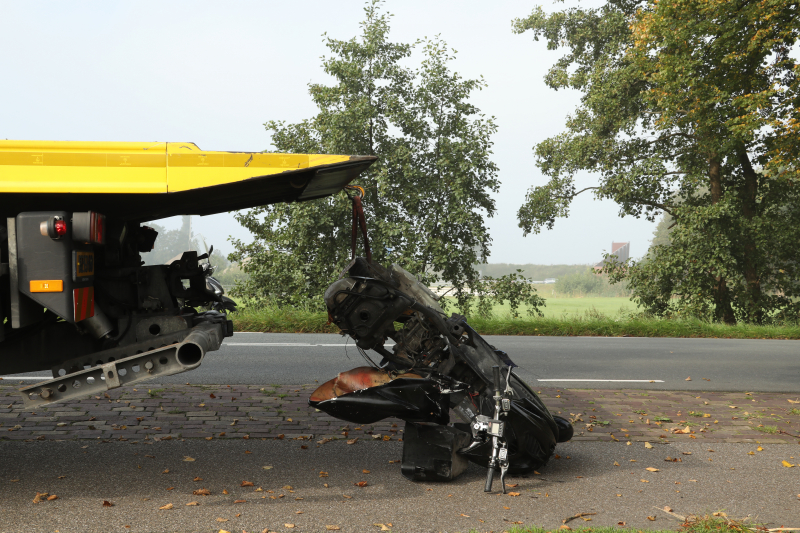 Bromfietsrijder knalt droge sloot in