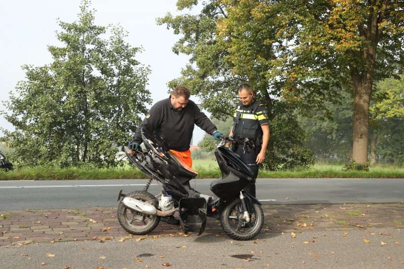 Bromfietsrijder knalt droge sloot in