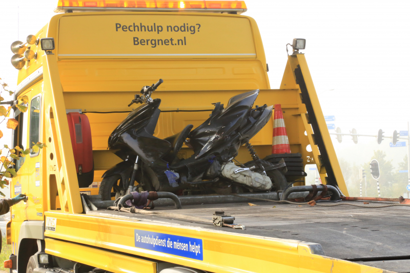 Bromfietsrijder knalt droge sloot in