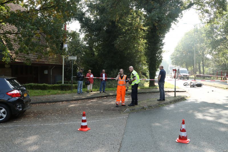 Motor botst op afremmende auto