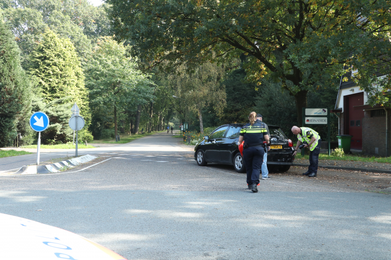 Motor botst op afremmende auto