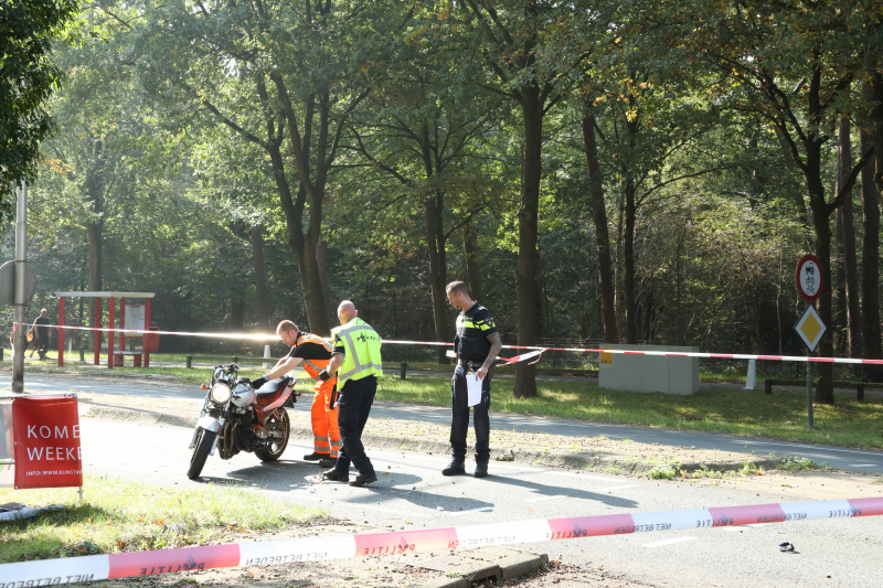 Motor botst op afremmende auto