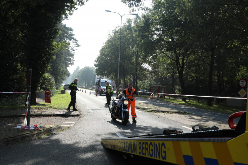 Motor botst op afremmende auto