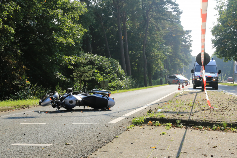 Motor botst op afremmende auto