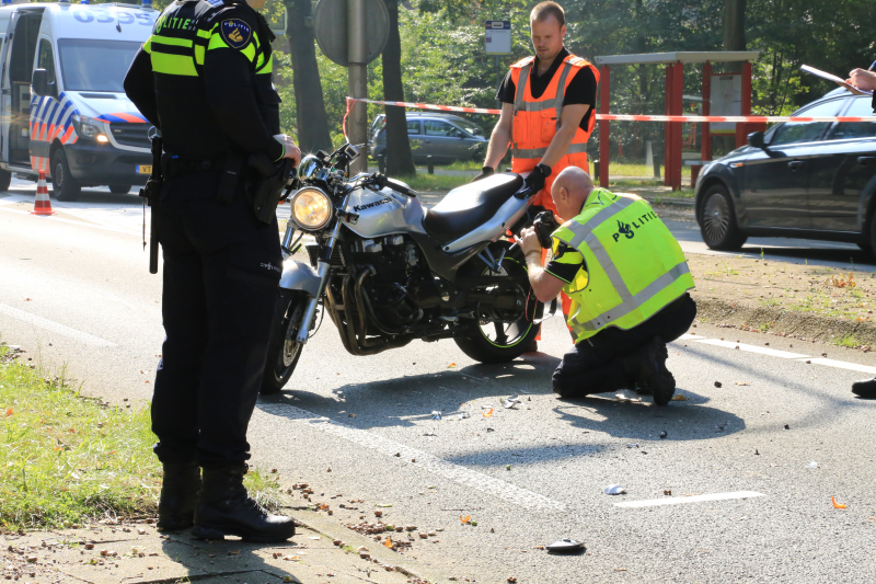Motor botst op afremmende auto