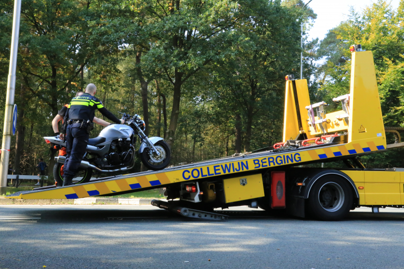 Motor botst op afremmende auto