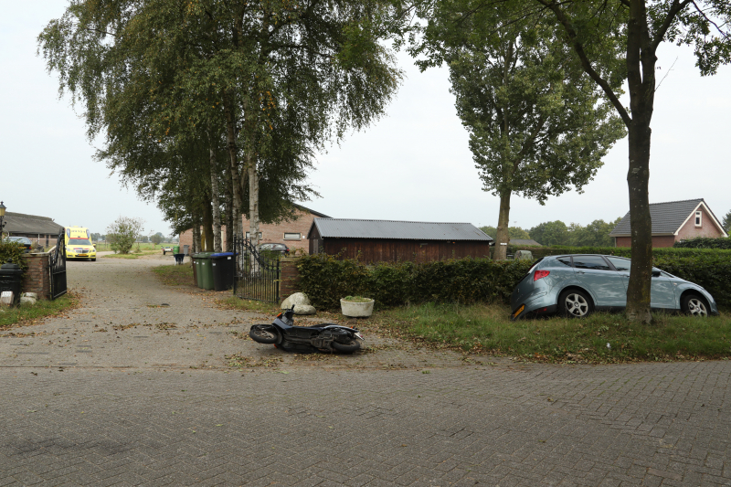 Auto belandt in droge sloot na botsing met brommer