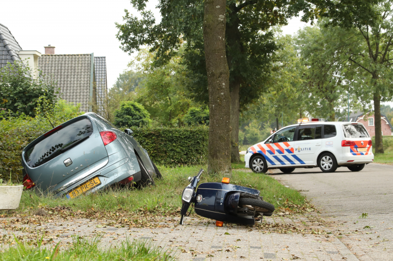 Auto belandt in droge sloot na botsing met brommer