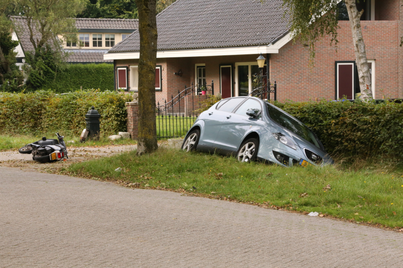 Auto belandt in droge sloot na botsing met brommer
