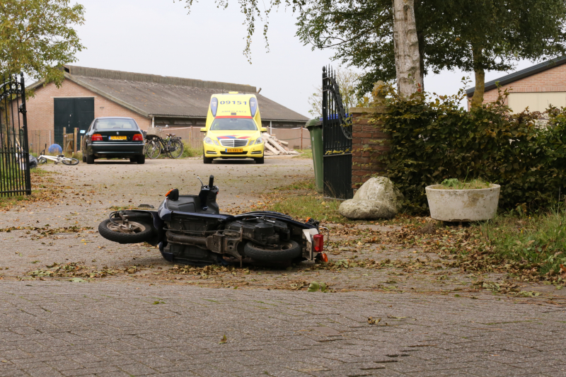 Auto belandt in droge sloot na botsing met brommer