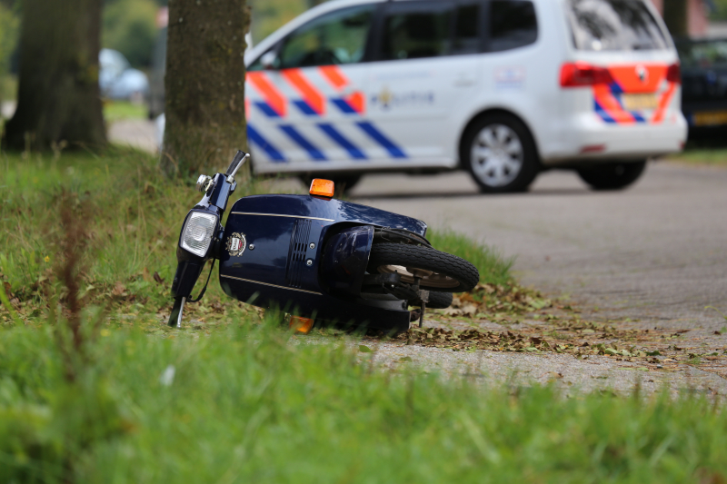 Auto belandt in droge sloot na botsing met brommer