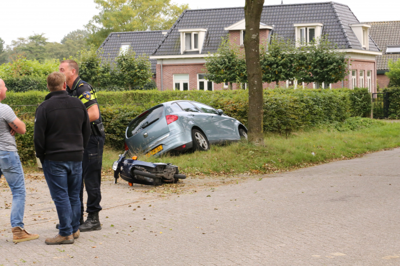 Auto belandt in droge sloot na botsing met brommer