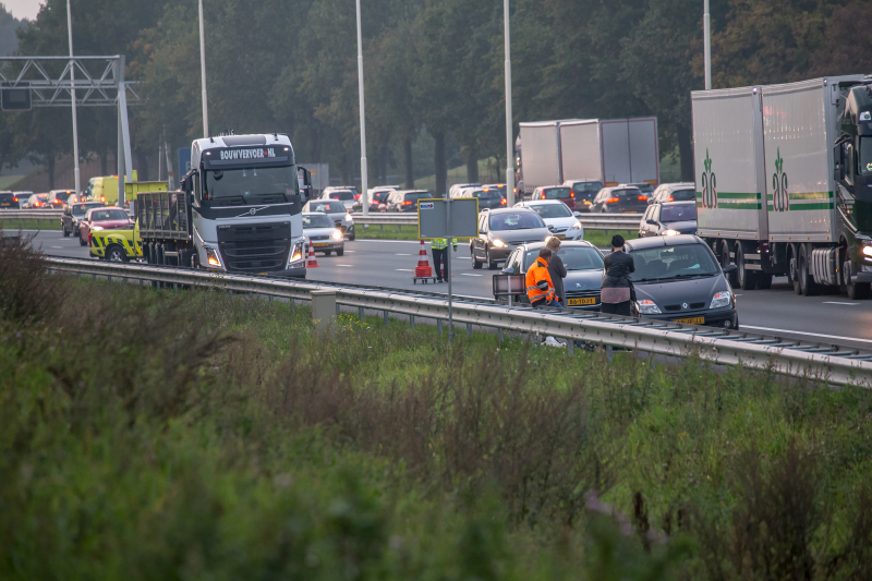 Flinke schade bij botsing tussen vrachtwagen en personenauto