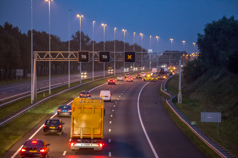 Flinke schade bij botsing tussen vrachtwagen en personenauto