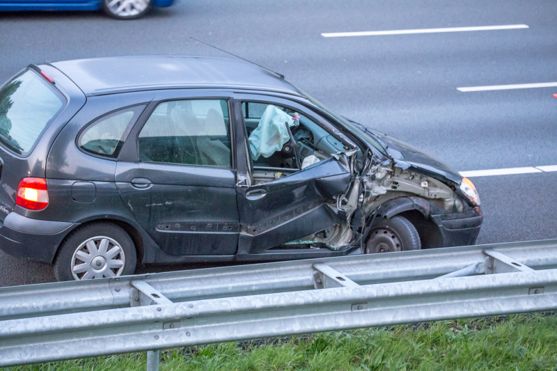 Flinke schade bij botsing tussen vrachtwagen en personenauto