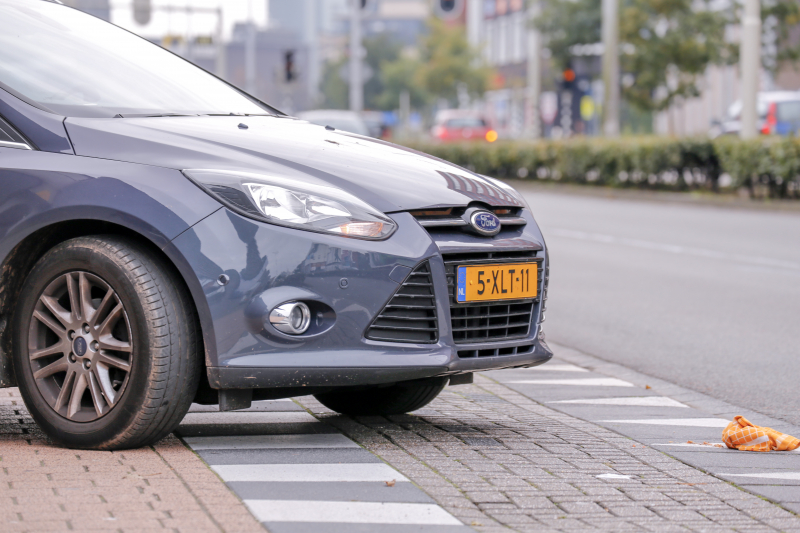 Fietsster aangereden door auto