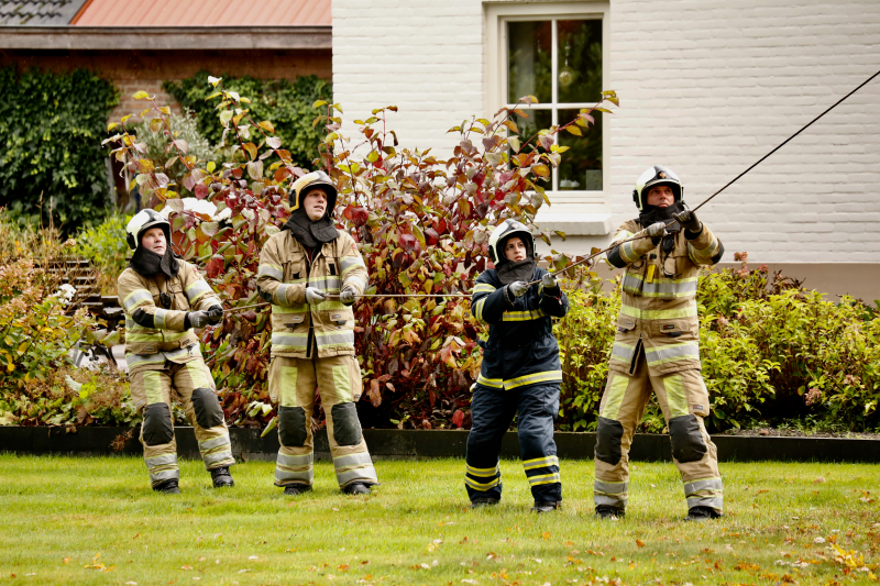 Weg afgesloten door vallende takken