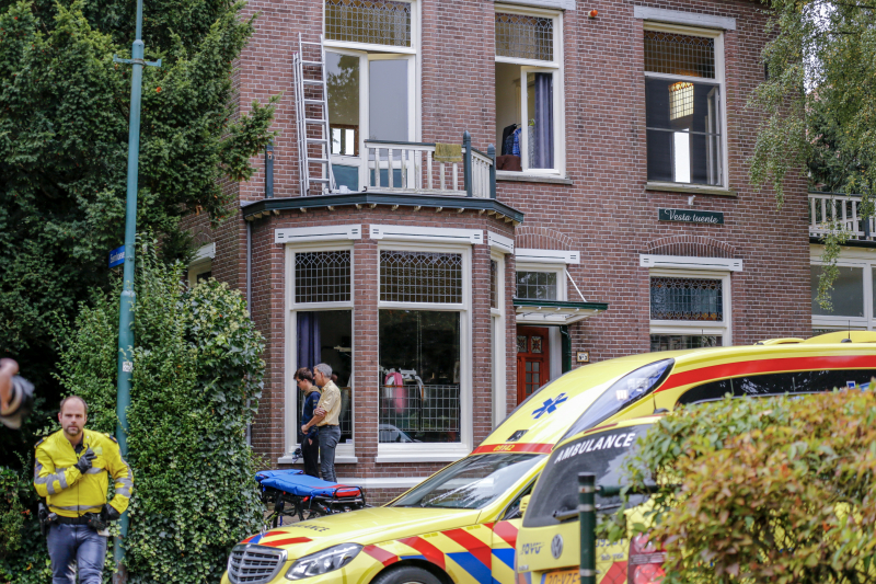 Persoon valt van balkon