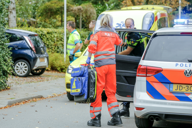 Persoon valt van balkon