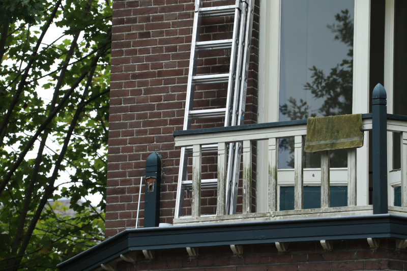 Persoon valt van balkon