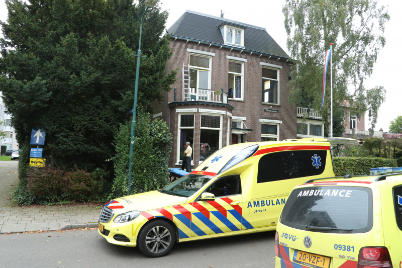 Persoon valt van balkon